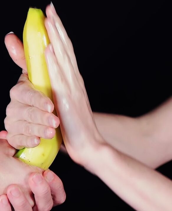 Masaje de pene para agrandar usando un plátano como ejemplo.